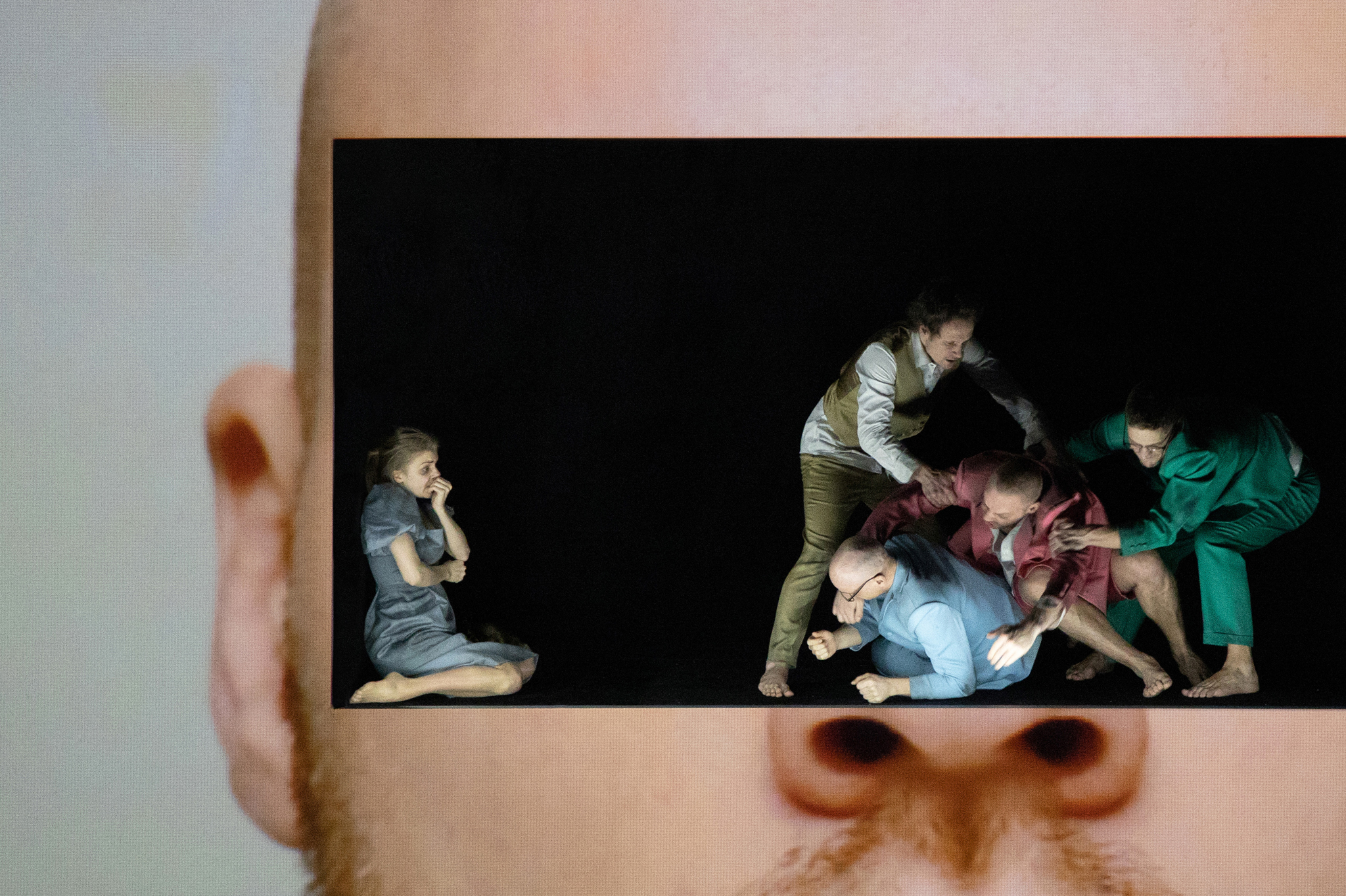 Skats no izrādes "Vienaldzības gadsimts" // Foto – Krista Dzudzilo